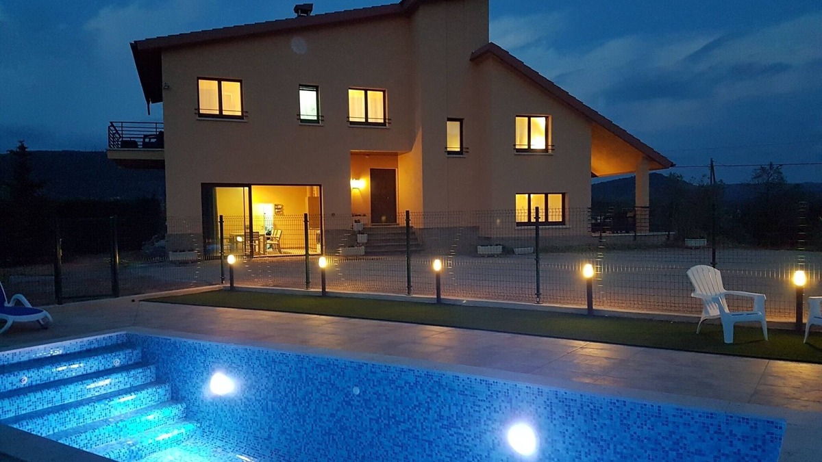 Cardona House | CAL MIRÓ NOU -Holliday villa with pool and barbacue 1 hour awa from Barcelona-