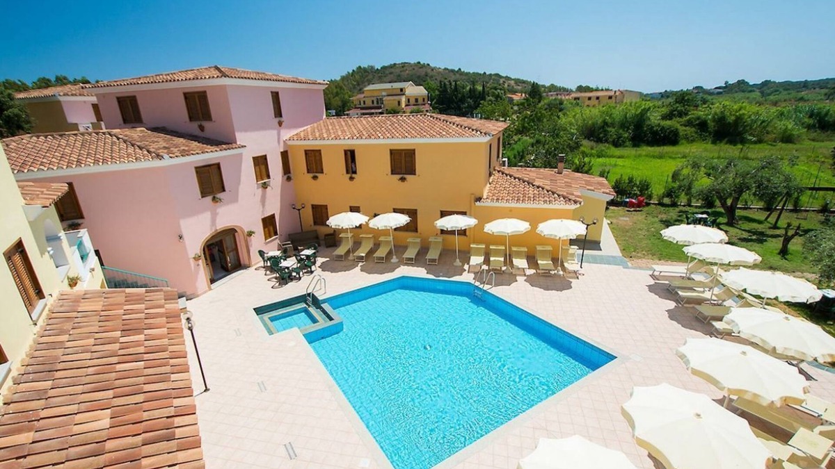 Sos Alinos Apartment | Cala Viola Two-room apartment sleeps 4, pool, A.C