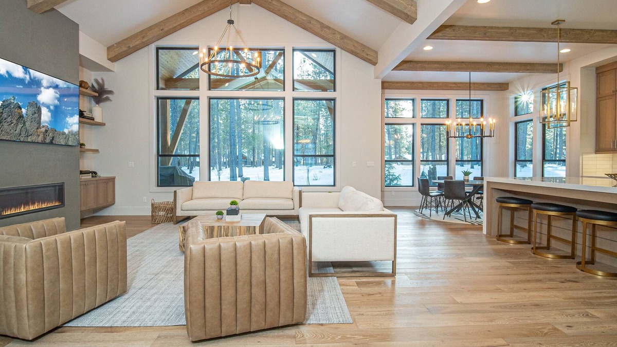 Sunriver House | Caldera Retreat with Hot Tub, A/C & Game Room