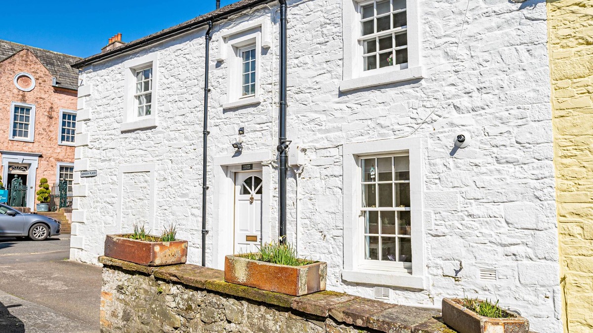 Kirkcudbright Cottage | Caldow Cottage, 1 Gordon Place - a cottage that sleeps 6 guests in 3 bedrooms