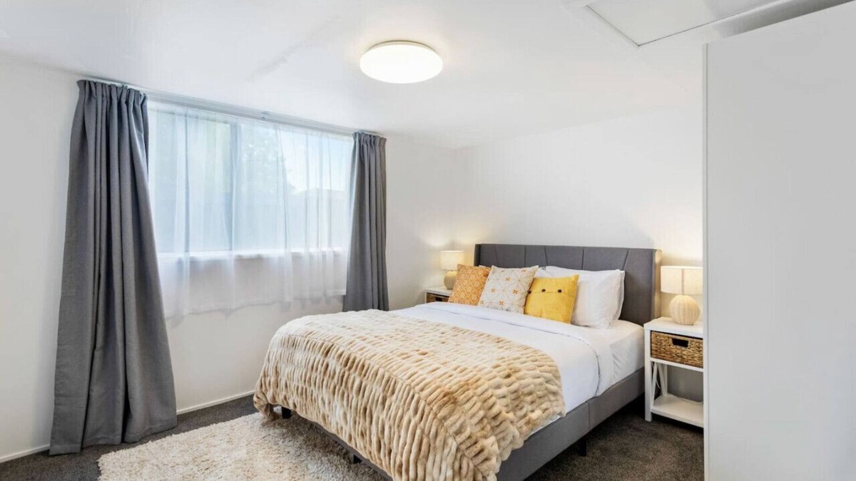 Sandringham Apartment | Calgary Cottage with Deck and Air-conditioning