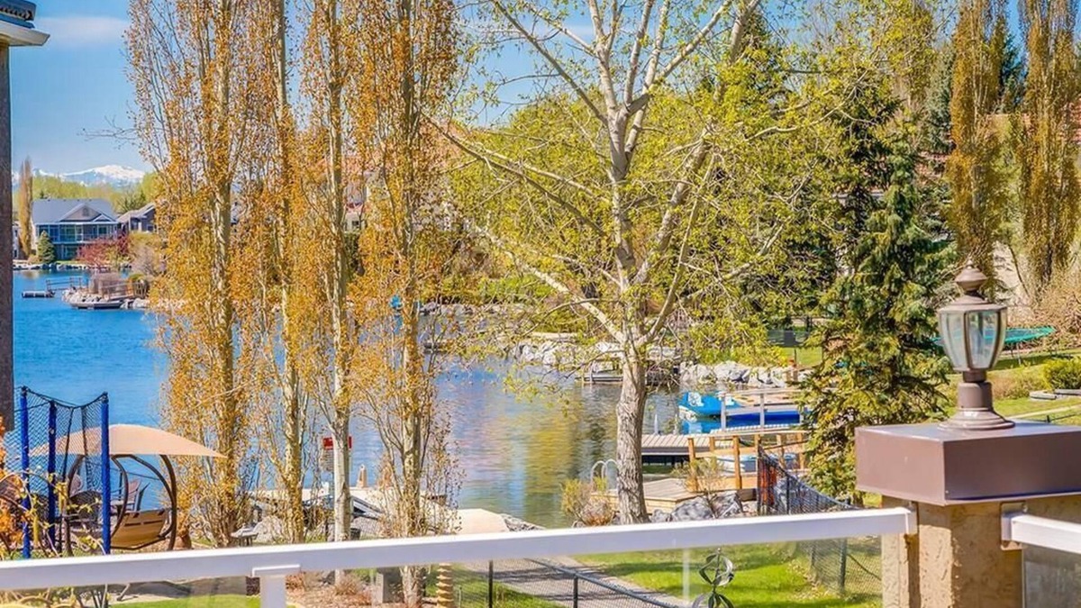 Southeast Calgary House | Calgary Lake House B&B