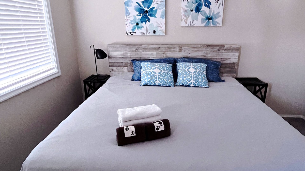 Arbour Lake House | Calgary- single king room &private bathroom close LRT&free parking