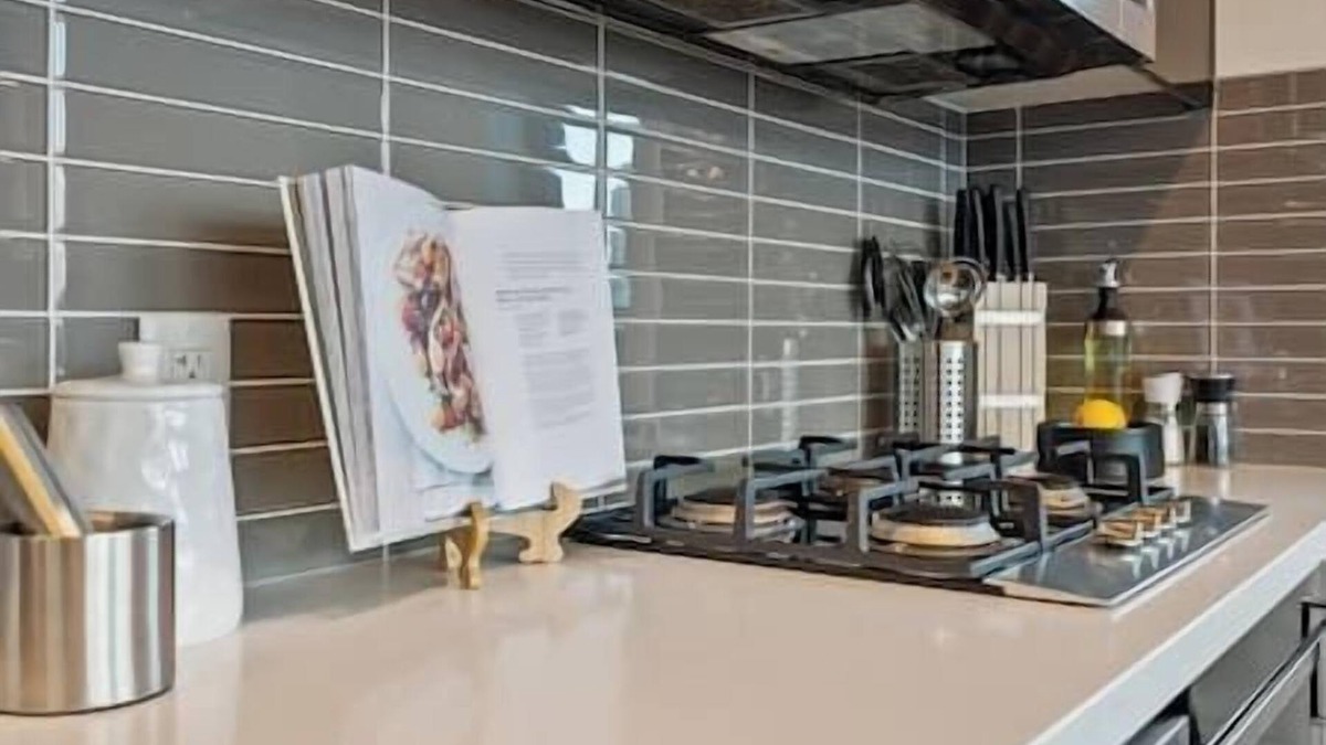 Connaught Apartment | Calgary Tower View | King Bed |AC | Gym | 2BR