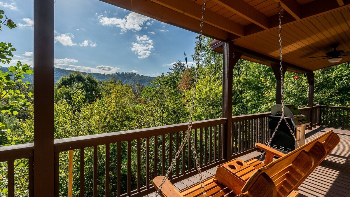 Blue Ridge Cabin | Calico Cabin Spacious mountain retreat 2 miles from downtown Blue Ridge, GA