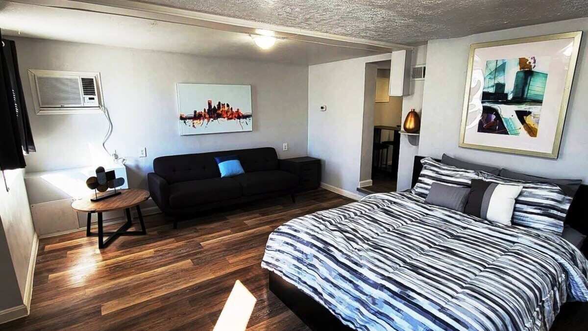 Marshall-Shadeland Apartment | California Ave Quarters - Modern 1BR - EZ Parking