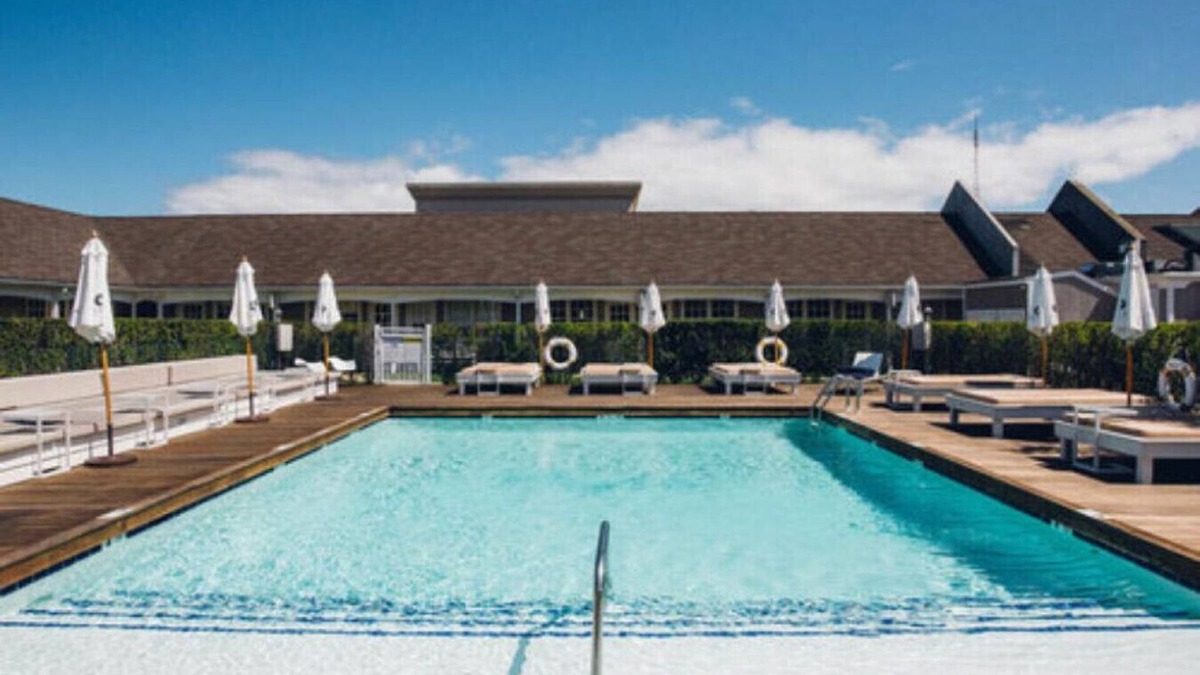 Southampton Hotel | California King Poolside, Daily Breakfast, Minibar