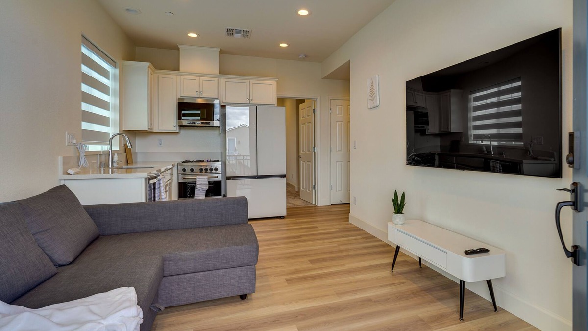 Tracy House | California Midterm Rental with Fenced Yard!