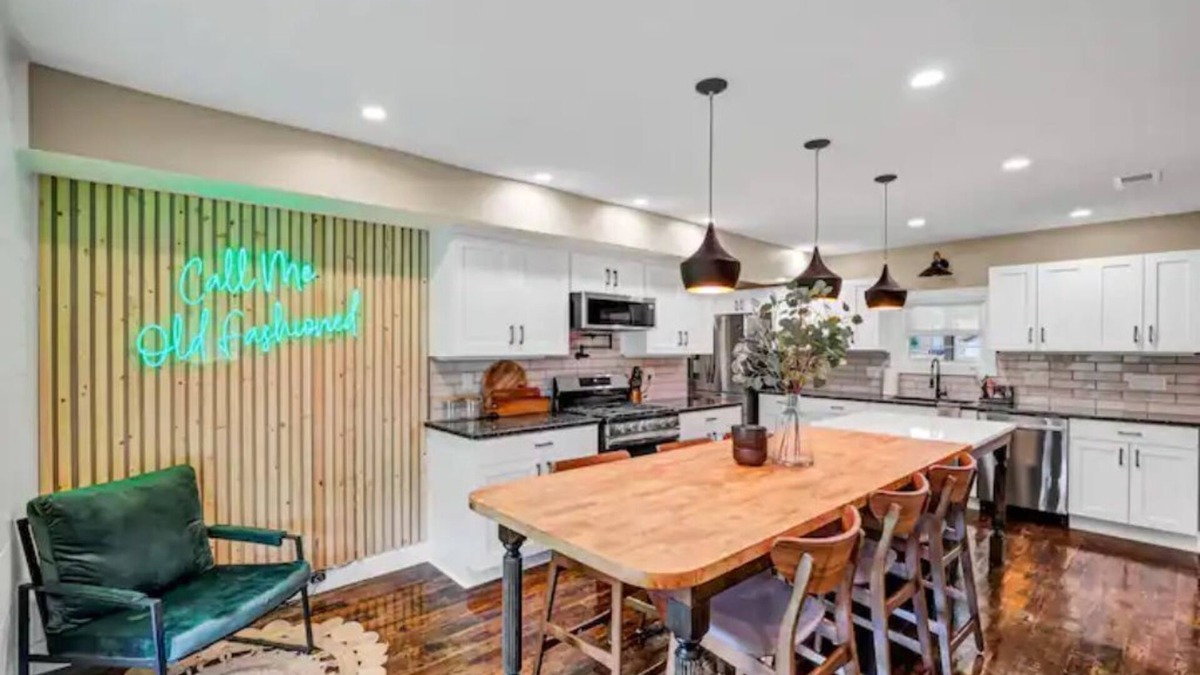 Bardstown House | Call Me Old Fashioned! *Heart of Bardstown Square*