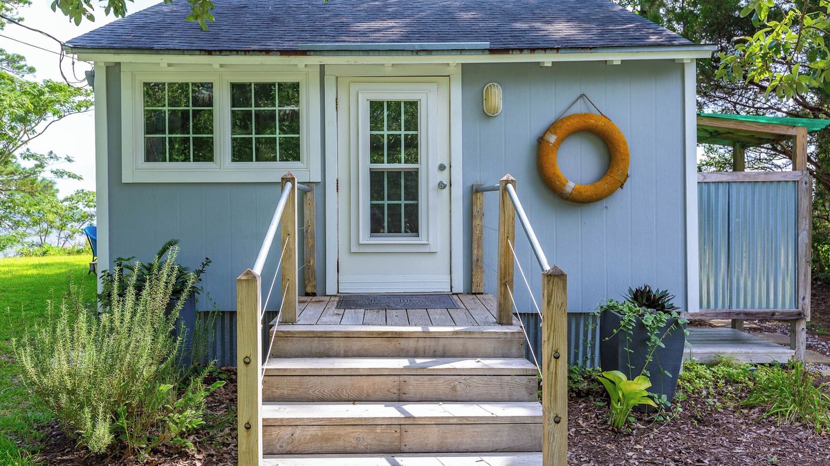 Minnesott Beach Cottage | Call My Bluff- Quaint Cottage Overlooking the Neuse River. Honeymoon perfect!