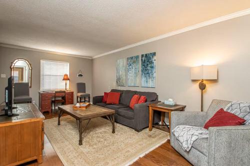 Cardinal Heights Apartment | Callahan Haus- 2 bed apt 2 mins Park Plaza Mall-6 mins UALR-7 mins UAMS