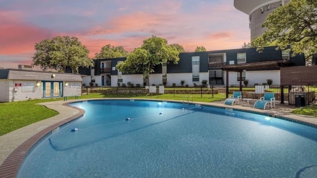 Bedford Apartment | Calm 2 bedroom getaway w serene balcony
