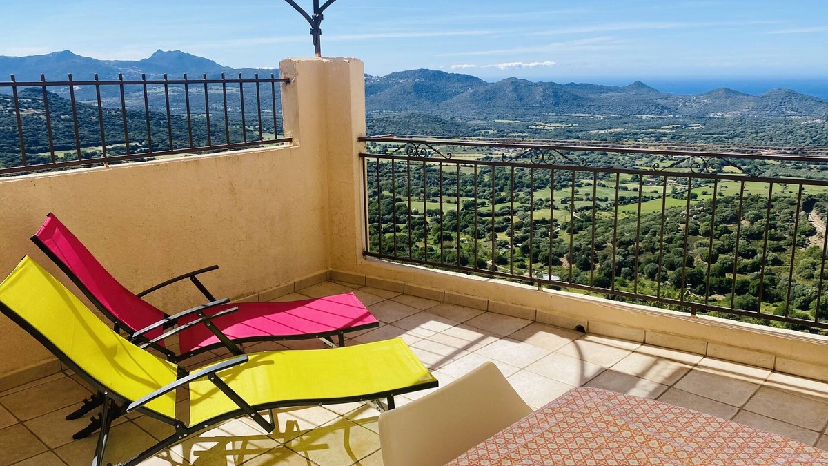 Belgodere Apartment | Calm and authenticity with a panoramic view in the heart of a Corsican village