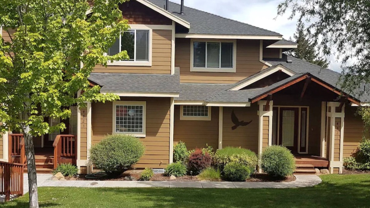 Klamath Falls House | Calm, Class & Comfort at the Running Y Ranch Resort