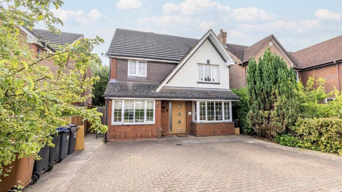 Blackmore End House | Calm For 3, Handy for Airport, train Free Parking