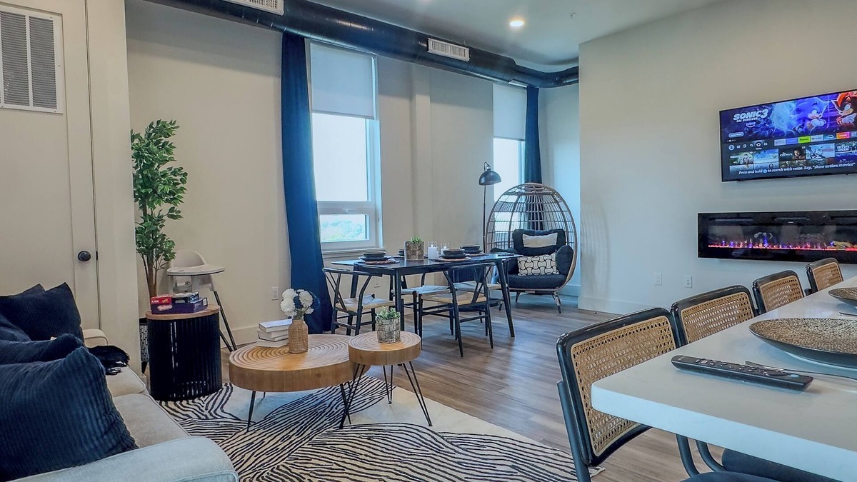 East Orange Apartment | Calm Oasis! 2bath & Sleeps 10 by train - 1 FREE Park