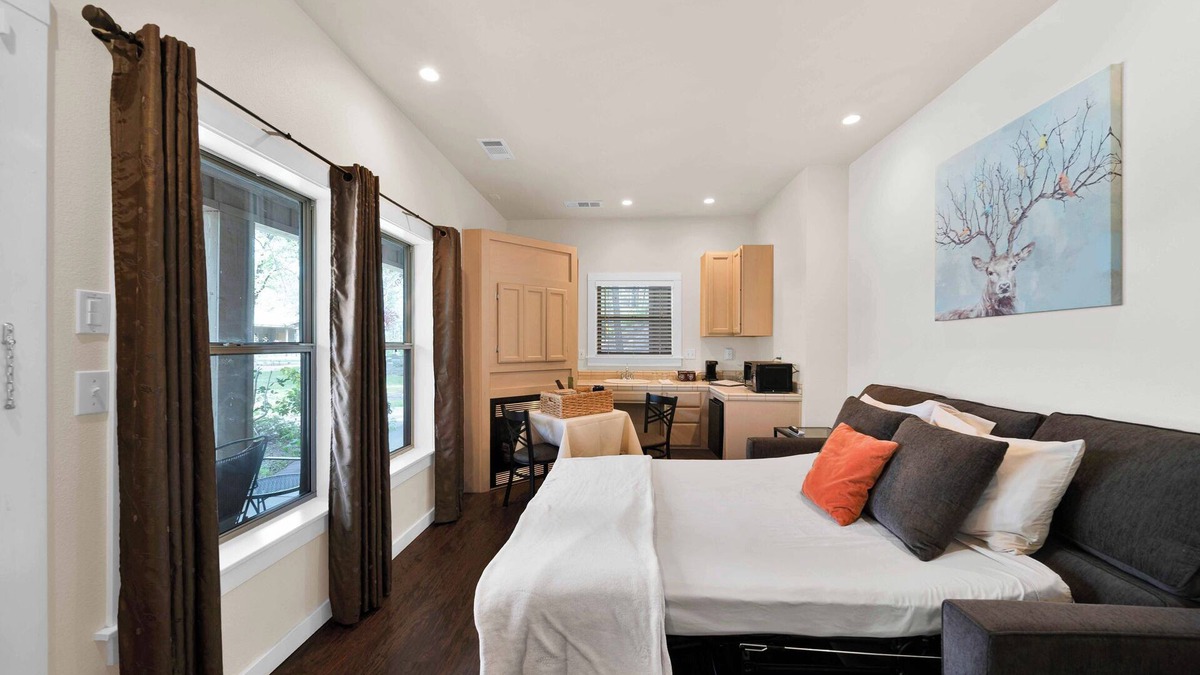 O'Brien Bed & Breakfast | Calming pet friendly getaway nestled by nature off the I-5!
