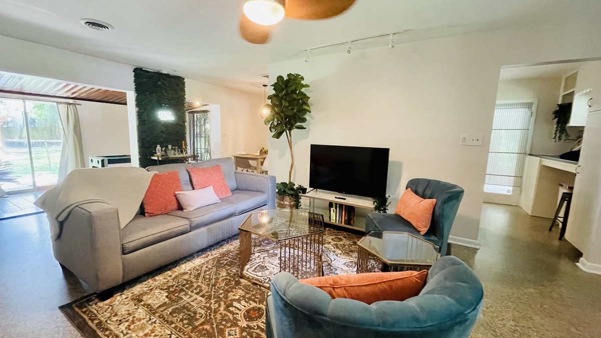 Old Seminole Heights House | Calming Space-Ideal Location-Cozy Florida Vibes