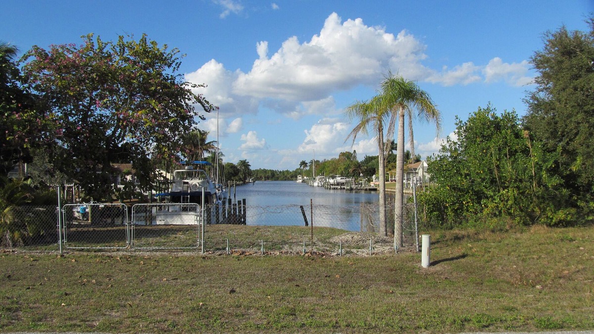 Fort Myers Shores House | Caloosahatchee Boaters: Tropical Bungalow with Water View
