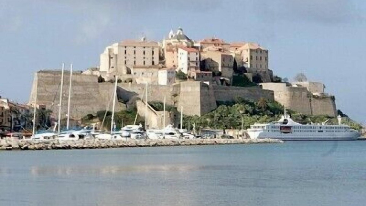 Calvi Apartment | Calvi T2 apartment in beautiful building recently Seafront and Port