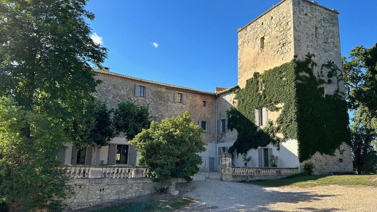 Saint-Gilles Apartment | Camargue farmhouse on the water's edge