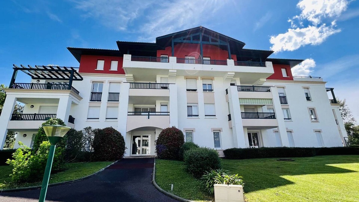 Cambo-les-Bains Apartment | Cambo-les-Bains: T3, 4 couchages, piscine, parking, terrasse, internet, centre-ville