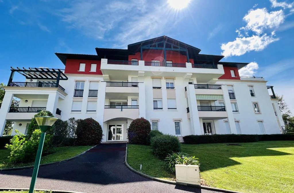Cambo-les-Bains Apartment | Cambo-les-Bains: T3 Moderne avec Terrasse, Parc, Piscine, Parking, et Internet - 4 Couchages - FR-1-495-20