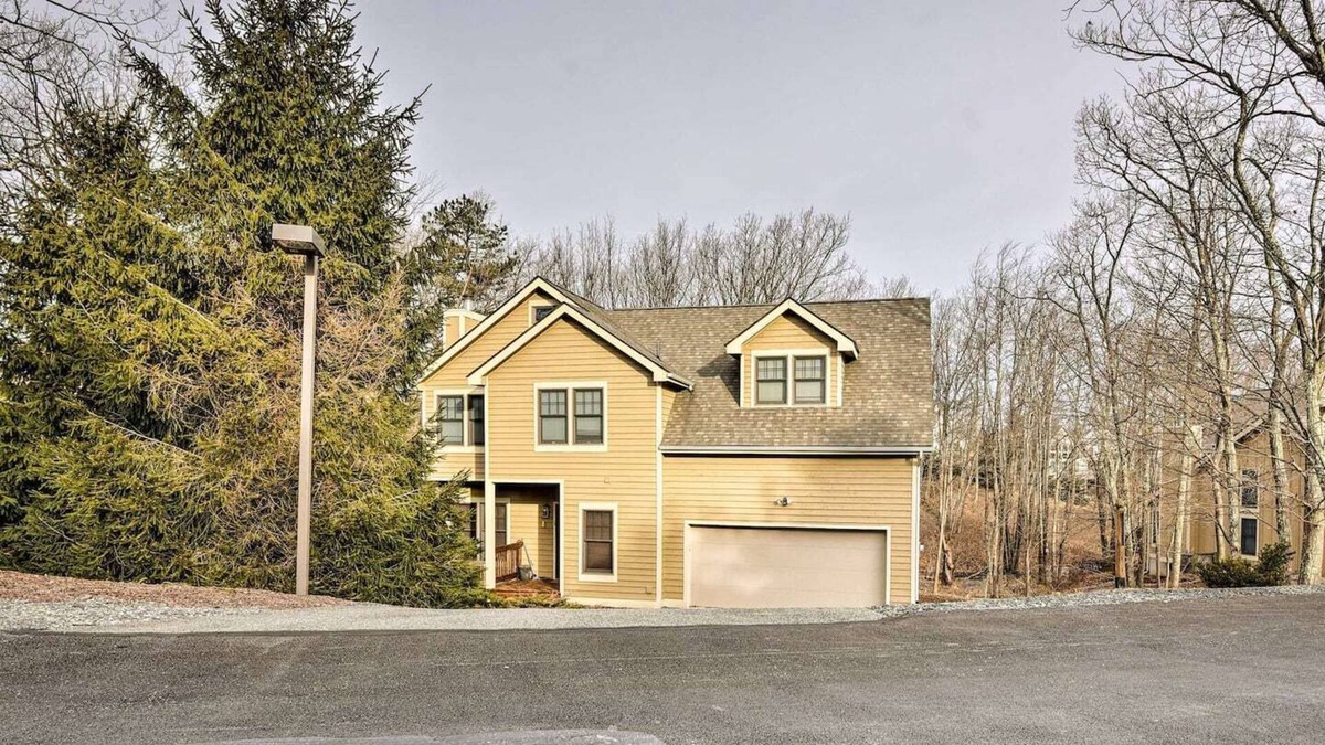 Tannersville Cottage | Camelback Mountain Home—close to ski and water park