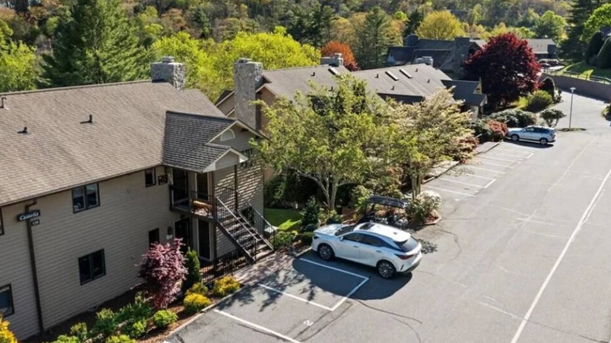Blowing Rock Condo | Camelia 2: Chetola Resort Amenities! Walk to Downtown Blowing Rock!