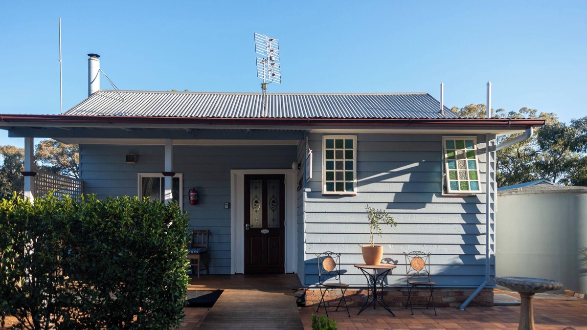 Diamondvale Cottage | Camelia Cottage Diamondvale Estate Stanthorpe, cosy cottage with fireplace.