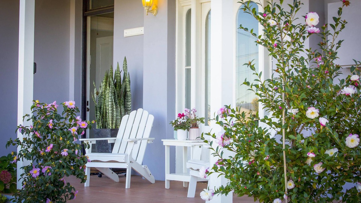 Cessnock Cottage | Camellia Cottage - Beautiful 3 bedroom cottage with gorgeous gardens - stroll to local cafes!