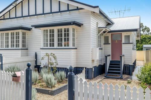 Toowoomba Apartment | Camellia Cottage! CBD Diamond!