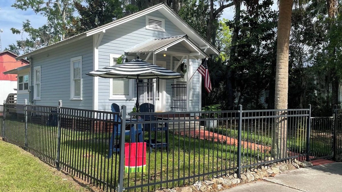 Monticello Cottage | Camellia Cottage - wheelchair friendly