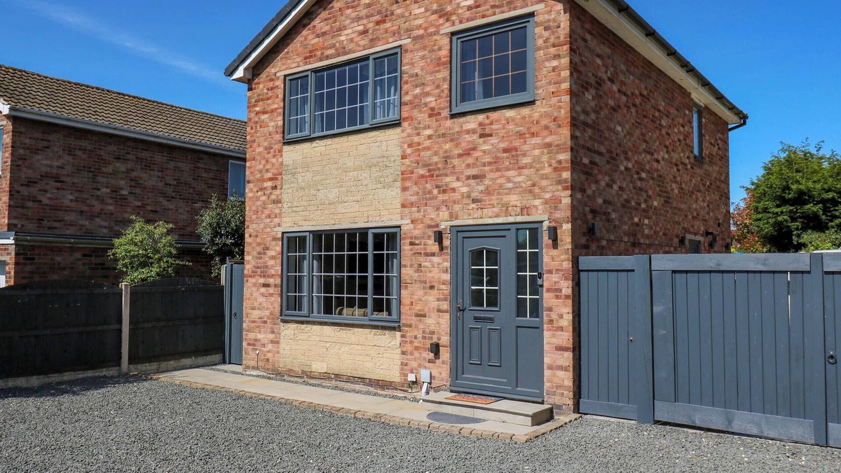 Carlton Cottage | CAMELLIA HOUSE, pet friendly, with a garden in Carlton, Goole