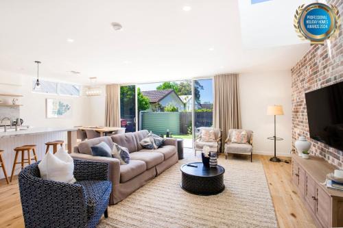 Berry House | Camellia - Pet Friendly - 3 Min Walk to Centre of Berry