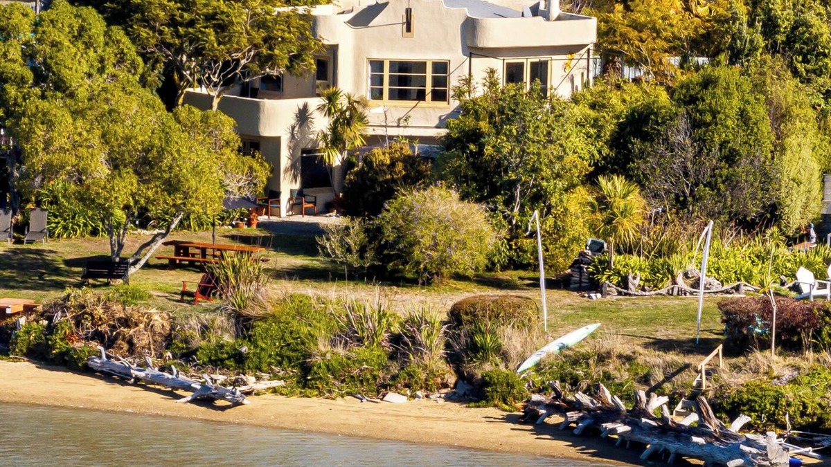 Richmond House | Camelot Island Retreat/4-bedroom house at peaceful Best Island waterfront.