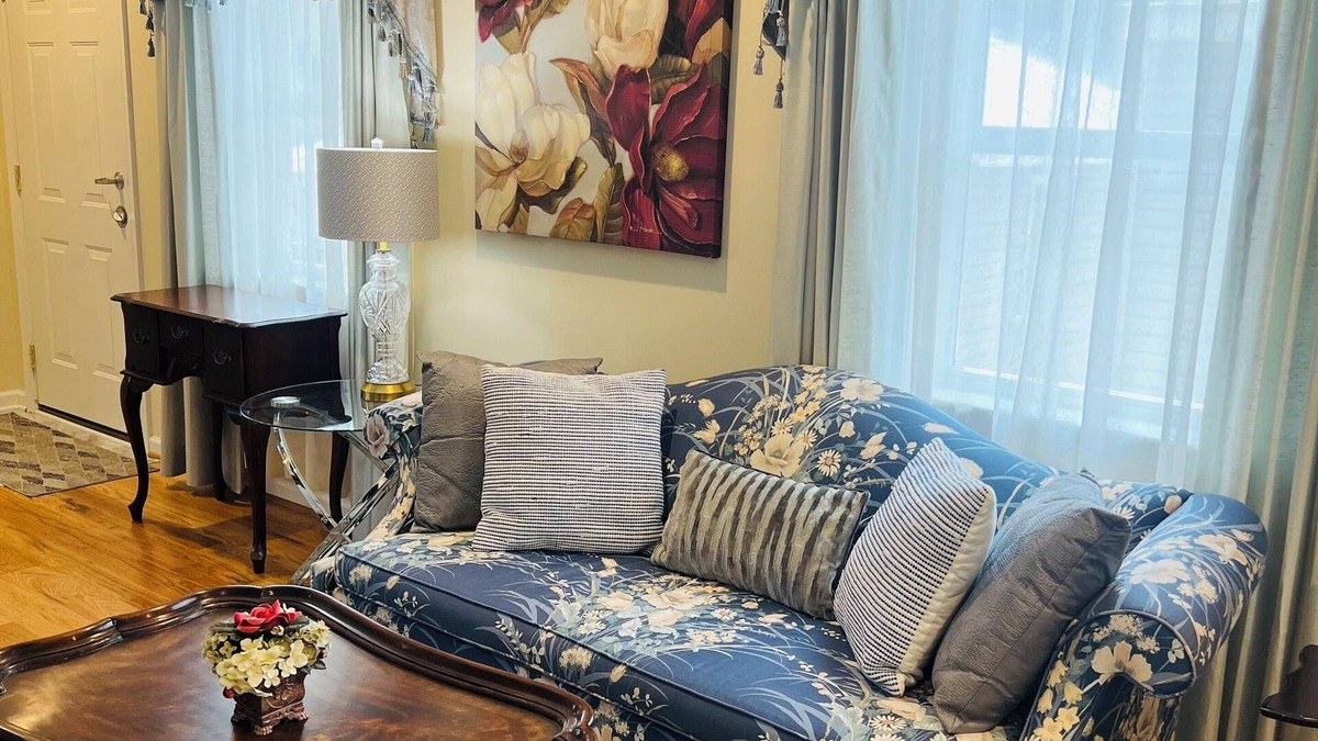 Winchester Apartment | Cameron Grace Charming loft 1-bedroom apt in downtown Winchester