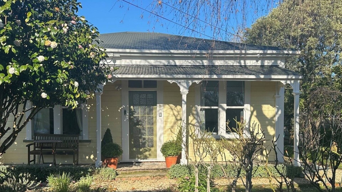 Martinborough Cottage | Camilla Cottage - 2 bedrooms close to the square