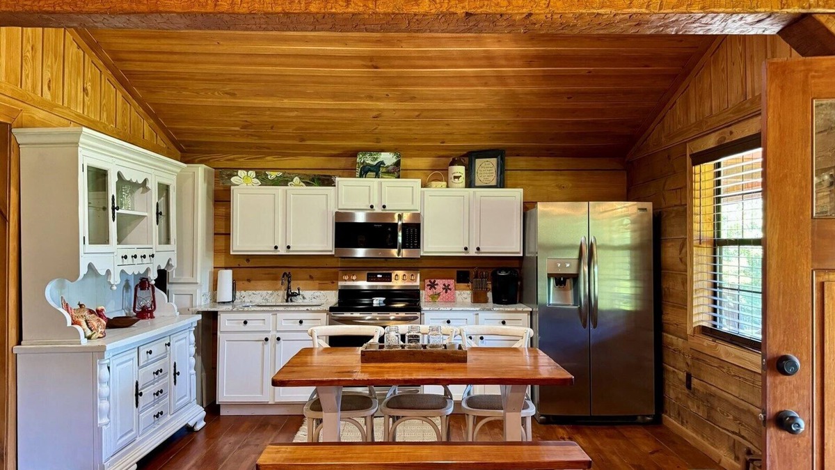 Beatrice Cabin | CAMP 98 - Charming 2-bedroom cabin with AC, WiFi in lovely Beatrice
