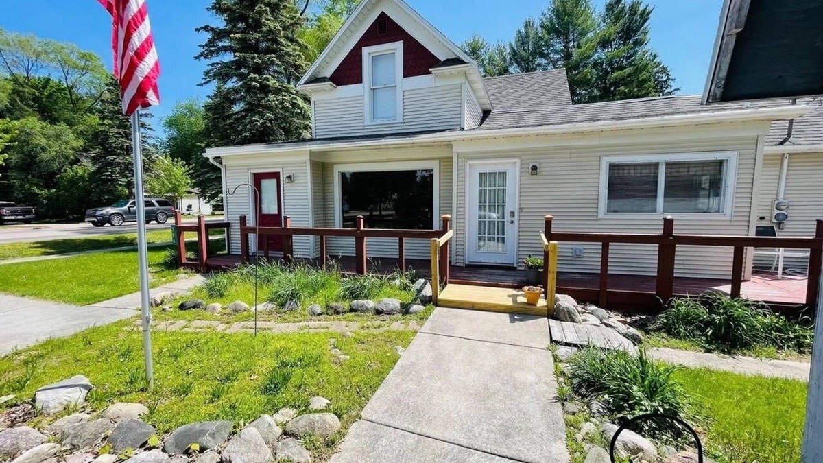 Bellaire House | Camp Bellaire - Lakes - Ski - Golf - Walk to Downtown and Shorts Brewing!