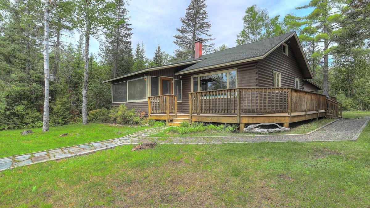Rangeley Plantation House | Camp Chuck-a-luck - Nice log cabin with flat lawn to waterfront