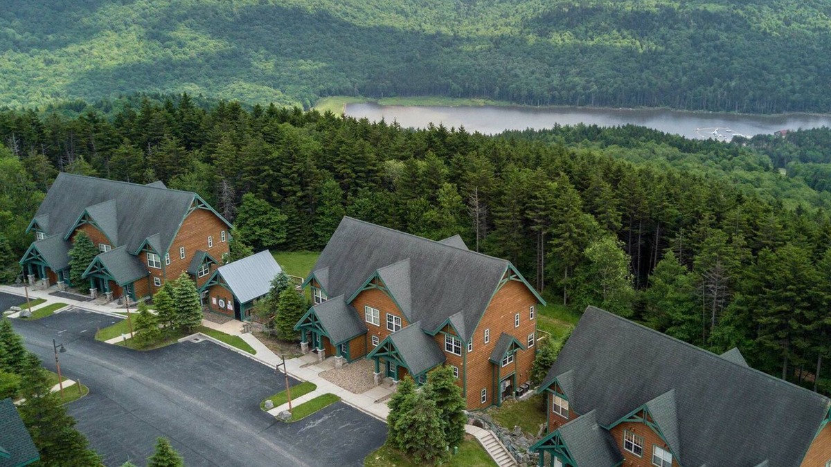 Snowshoe House | Camp Four 23: Pet Friendly, Slope side, Gas Fireplace.