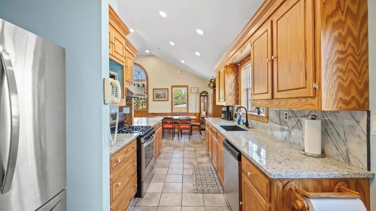 Dripping Springs House | Camp Orion - Spacious 6-bedroom with AC and WiFi in welcoming Dripping Springs