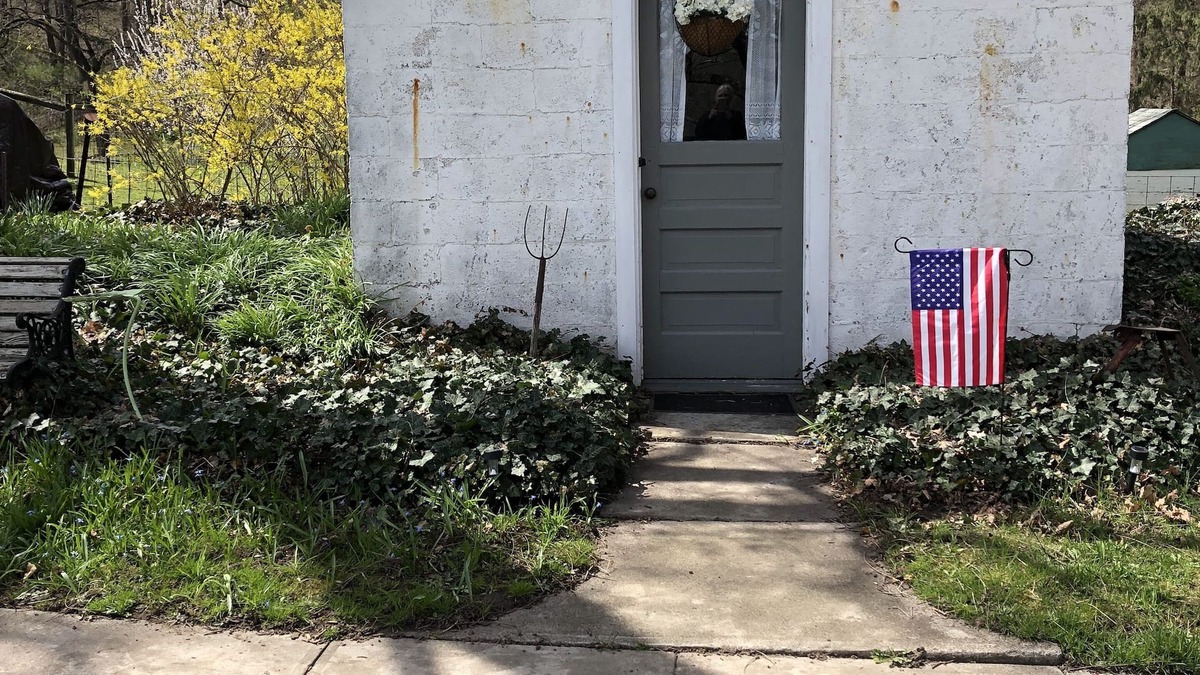 Palmyra House | Camp out in an antique tiny barn, the laundry on the farm in 1912.