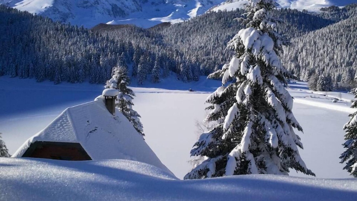 Campan House | Campan Payolle: NICELY DECORATED CHALET ON TWO LEVELS WITH BREATHTAKING VIEW OF MOUNTAINS AND LAKE