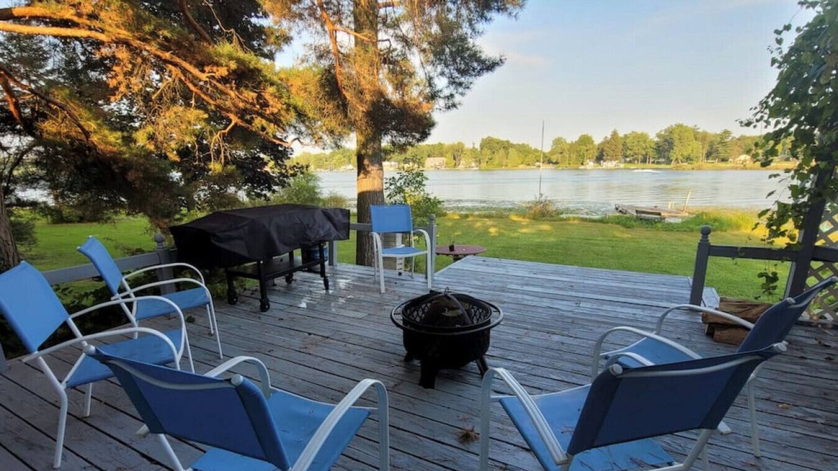 Alto House | Campau Lake Sunny days cottages w hot spa