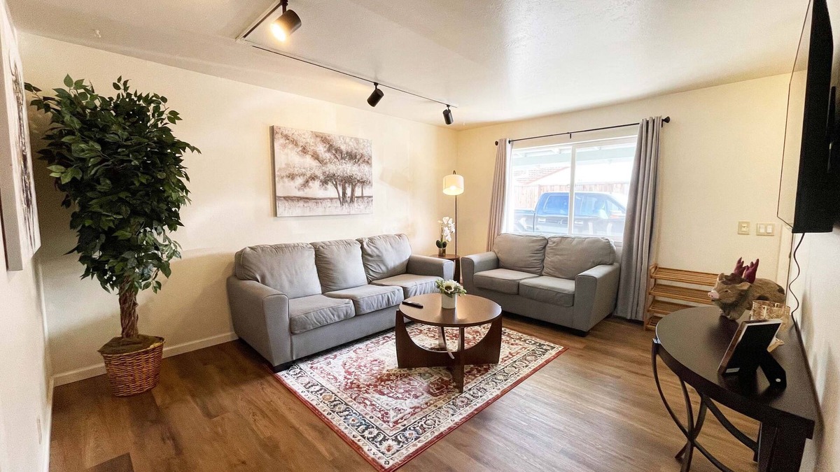 Campbell House | Campbell Cozy & Bright 2B/1b/AC/close to Downtown