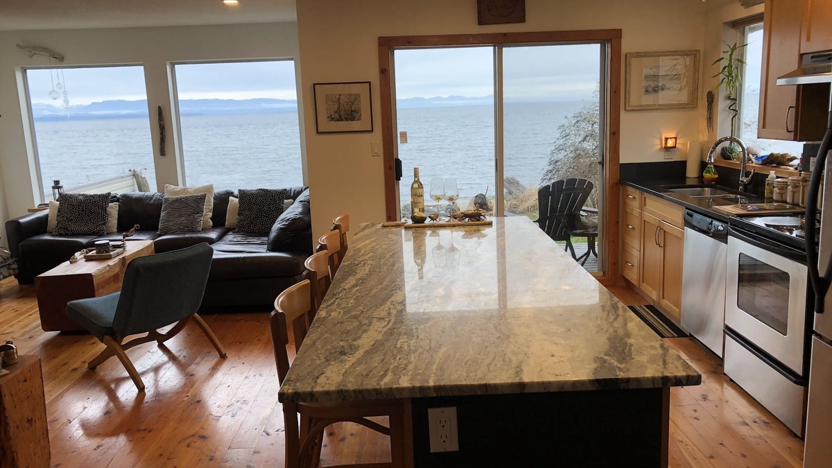 Campbell River House | Campbell River - beachfront duplex on Stories Beach the Georgia Strait