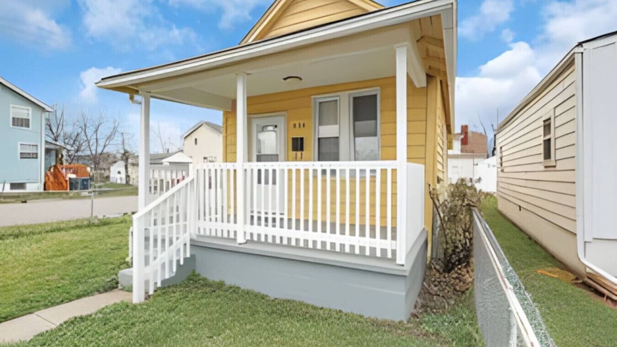 West Columbus House | Campbell’s Buttercup Hideaway