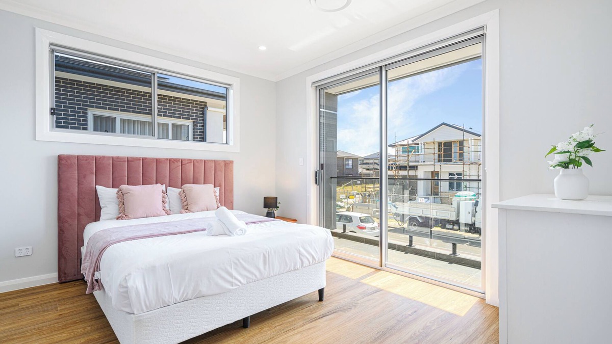 Campbelltown House | Campbelltown/5BR/Double Living Room/Convenient Transportation/Free Parking/
